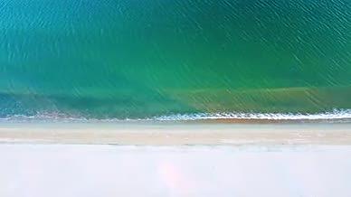 航拍海岸线平移海浪视频的预览图